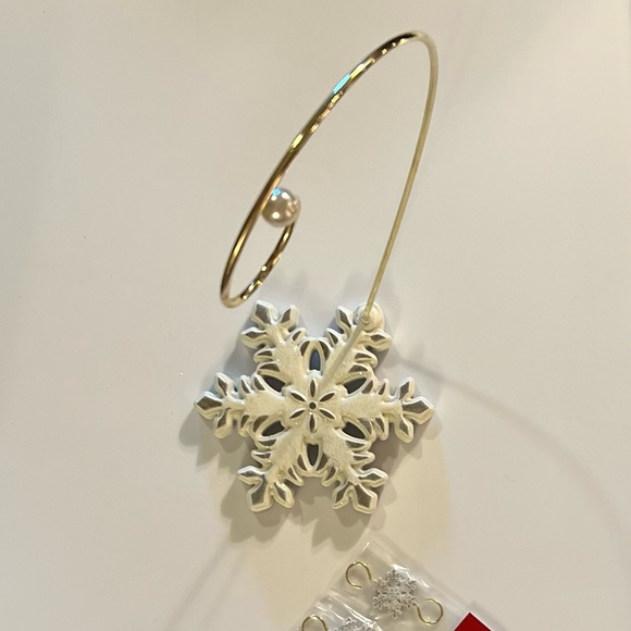 Hallmark snowflake ornament display with matching hooks…❄️ - Picture 5 of 5